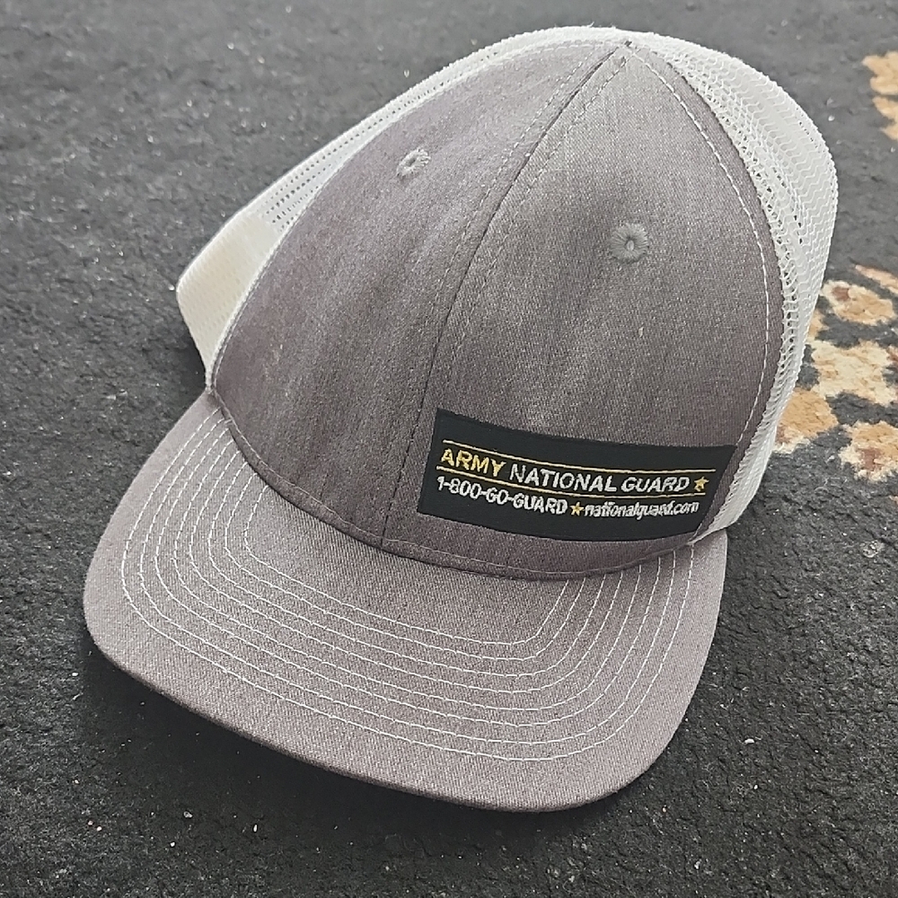 NWOT!🇺🇲US Army National Guard Men’s Gray & White Trucker Hat; OSFA adj strap
